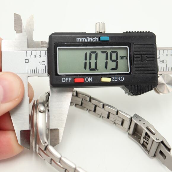 Fossil Blue 30mm Red Dial Womens Watch w 6" Stainless Steel AM3340 New Battery - Picture 3 of 10